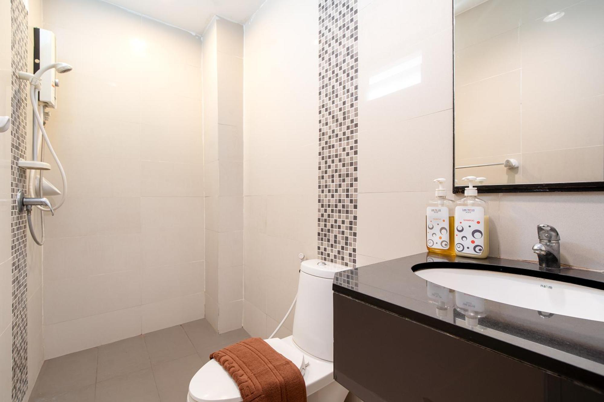 Leenova Place Банкок Екстериор снимка