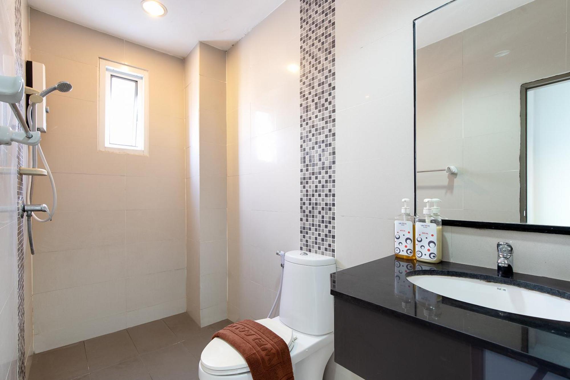Leenova Place Банкок Екстериор снимка